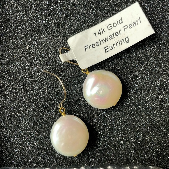 🎉4xHP🎉 REPOSH! Iridescent Freshwater Pearl Coin Earrings w/14k Hooks - Picture 2 of 7